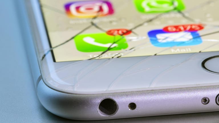 Kaputtes Display eines Apple iPhones 6 Plus. Alte Handys lassen sich bequem per Post recyceln.