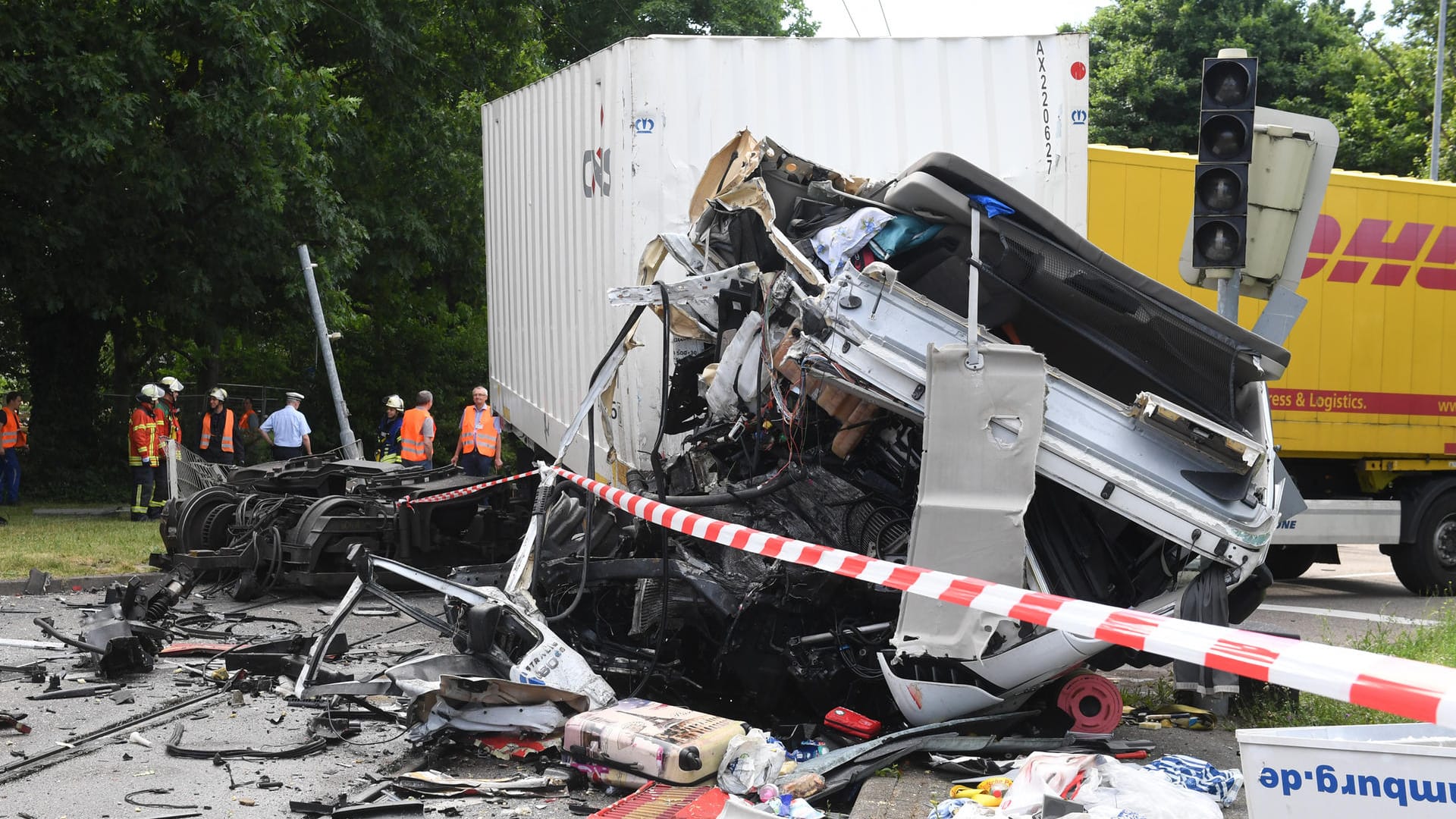 Der Zusammenstoß zwischen dem Lastzug und der Straßenbahn war äußerst heftig.