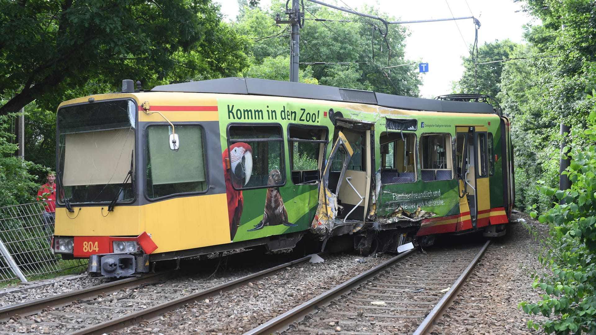 Straßenbahn stößt mit Lastwagen zusammen