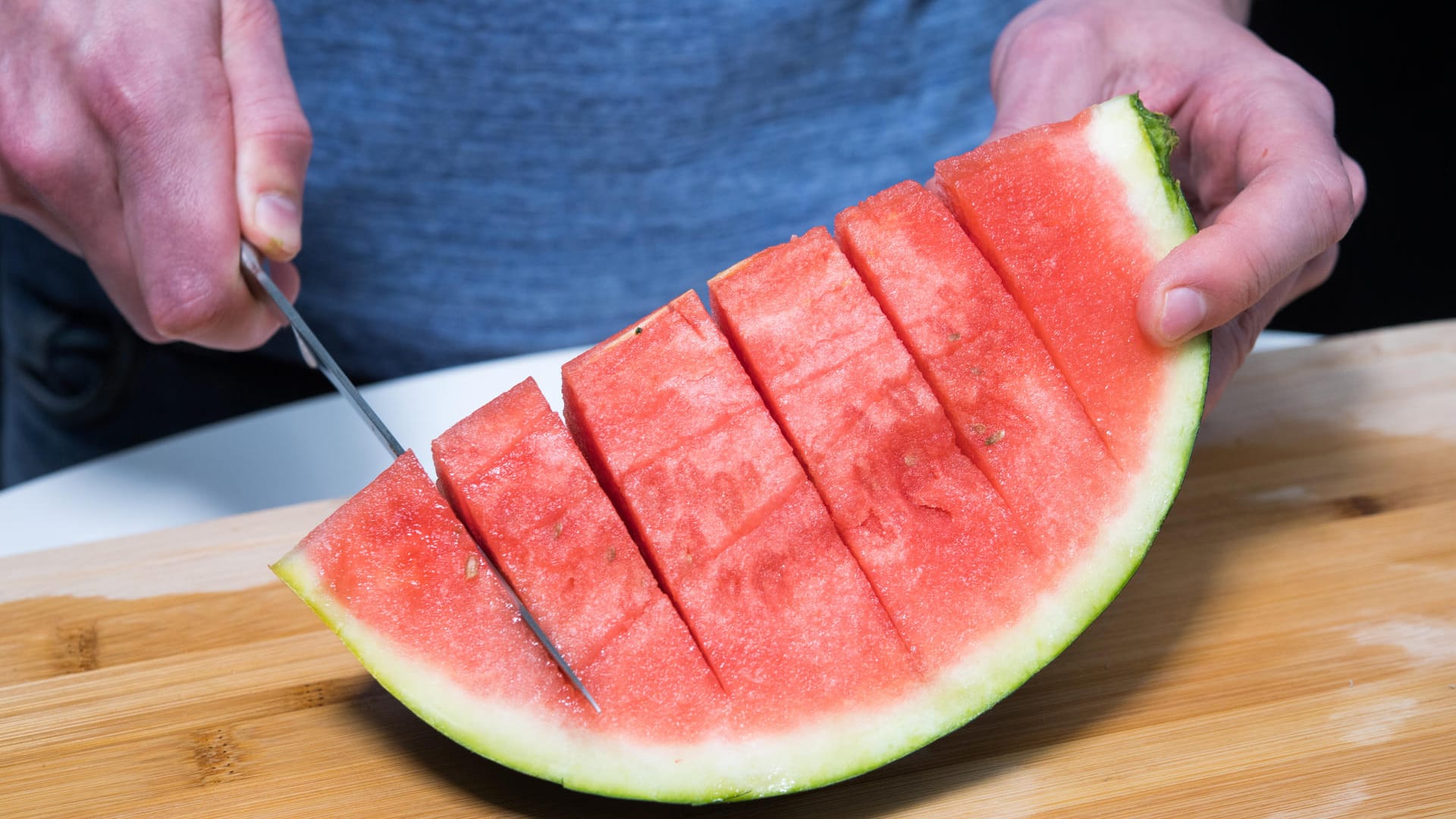 Schnell geht diese Methode – erst das Fruchtfleisch mehrfach längs und quer einschneiden.