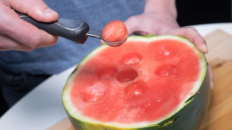 Mit einem Ausstecher kann man kleine Melonenbällchen herauslösen.