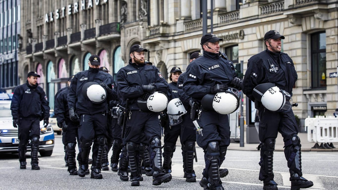 Die Polizei am Hamburger Jungfernstieg bei einer Demonstration gegen den G20-Gipfel im April 2017.