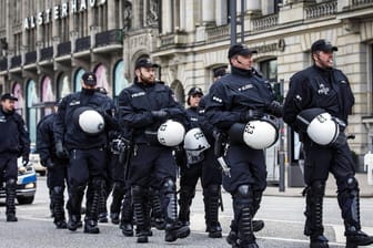 Die Polizei am Hamburger Jungfernstieg bei einer Demonstration gegen den G20-Gipfel im April 2017.