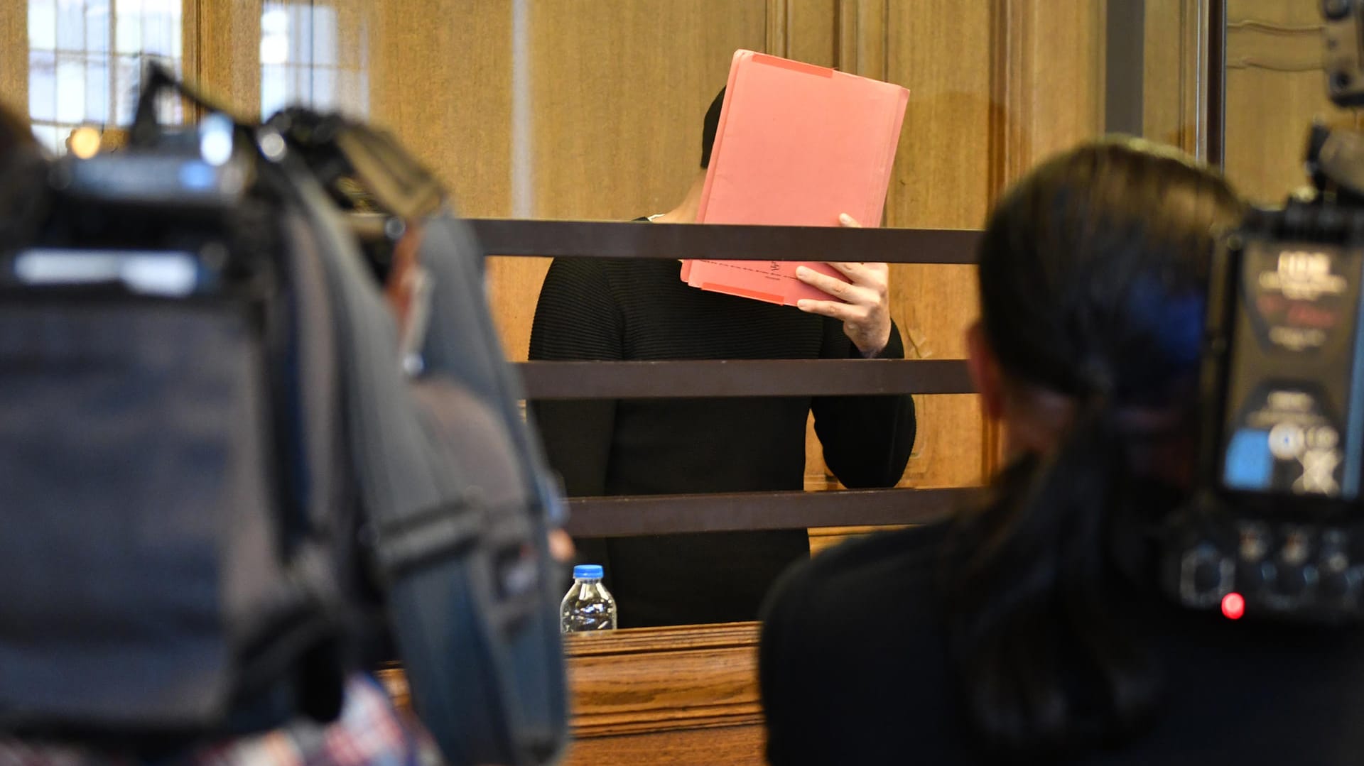 Der Angeklagte Svetoslav S. (26) ist nach Angaben von Ermittlern in Deutschland nicht vorbestraft. In seinem Heimatland soll er bei Polizei und Justiz mehrfach aufgefallen sein - unter anderem wegen Diebstahls und Fahrens ohne Führerschein. Der Angeklagte Svetoslav S. (26) ist nach Angaben von Ermittlern in Deutschland nicht vorbestraft. In seinem Heimatland soll er bei Polizei und Justiz mehrfach aufgefallen sein - unter anderem wegen Diebstahls und Fahrens ohne Führerschein.