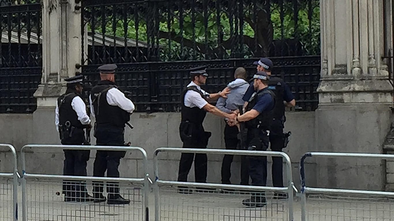 Polizisten nehmen vor dem Londoner Parlament einen Mann fest. Er war möglicherweise bewaffnet.