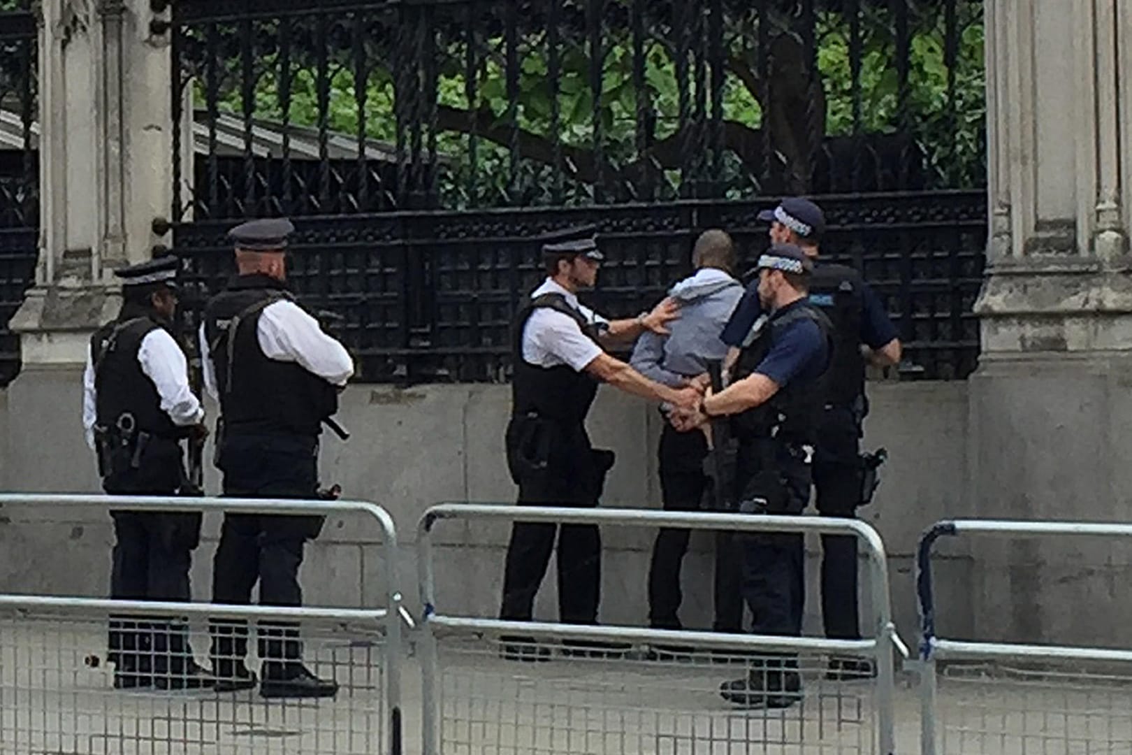 Polizisten nehmen vor dem Londoner Parlament einen Mann fest. Er war möglicherweise bewaffnet.