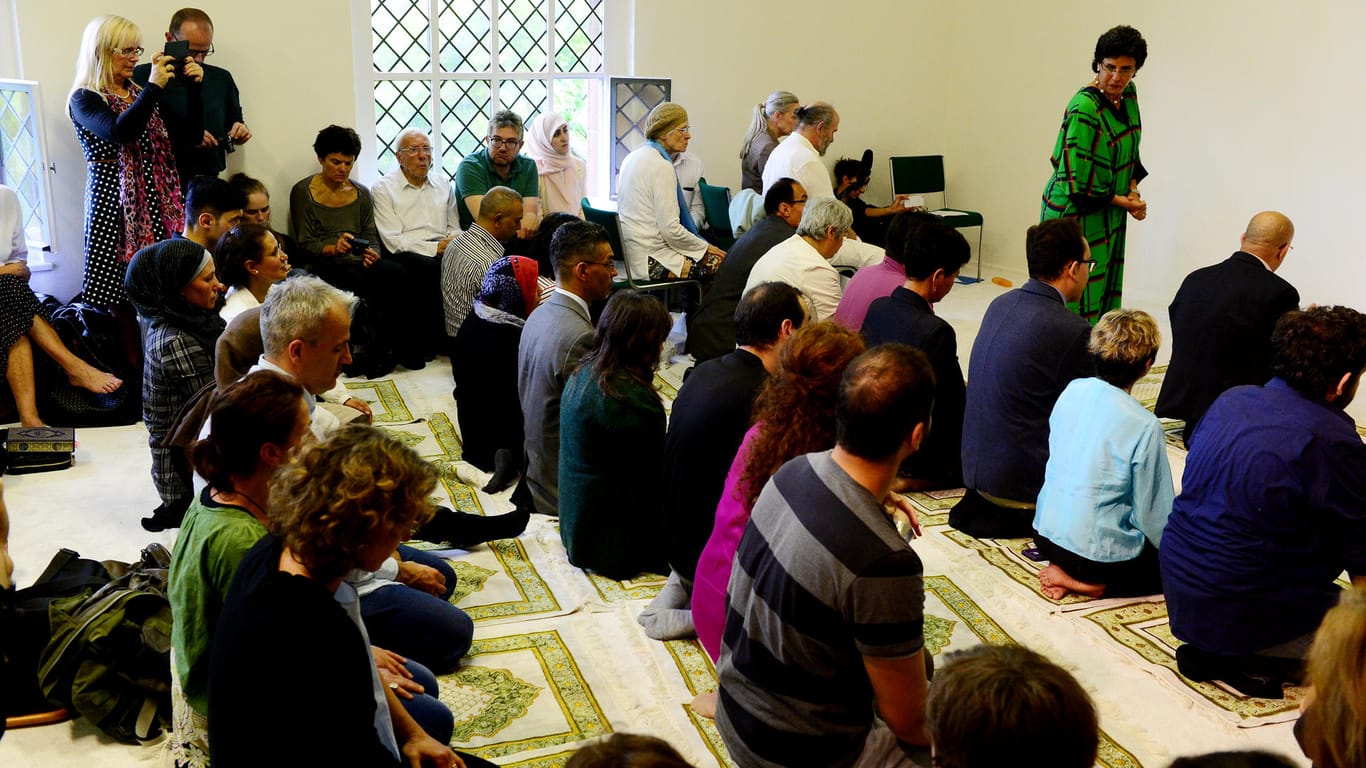 Gläubige beten in der neu eröffneten liberalen Moschee in Berlin. Frauen und Männer beten und predigen gleichberechtigt.