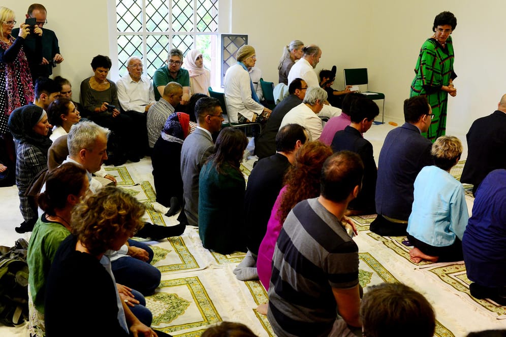 Gläubige beten in der neu eröffneten liberalen Moschee in Berlin. Frauen und Männer beten und predigen gleichberechtigt.