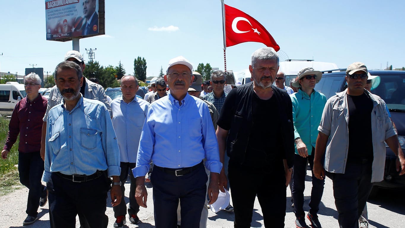 Oppositionsführer Kemal Kilicdaroglu (Mitte) am zweiten Tag des "Marschs für Gerechtigkeit",