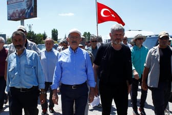 Oppositionsführer Kemal Kilicdaroglu (Mitte) am zweiten Tag des "Marschs für Gerechtigkeit",