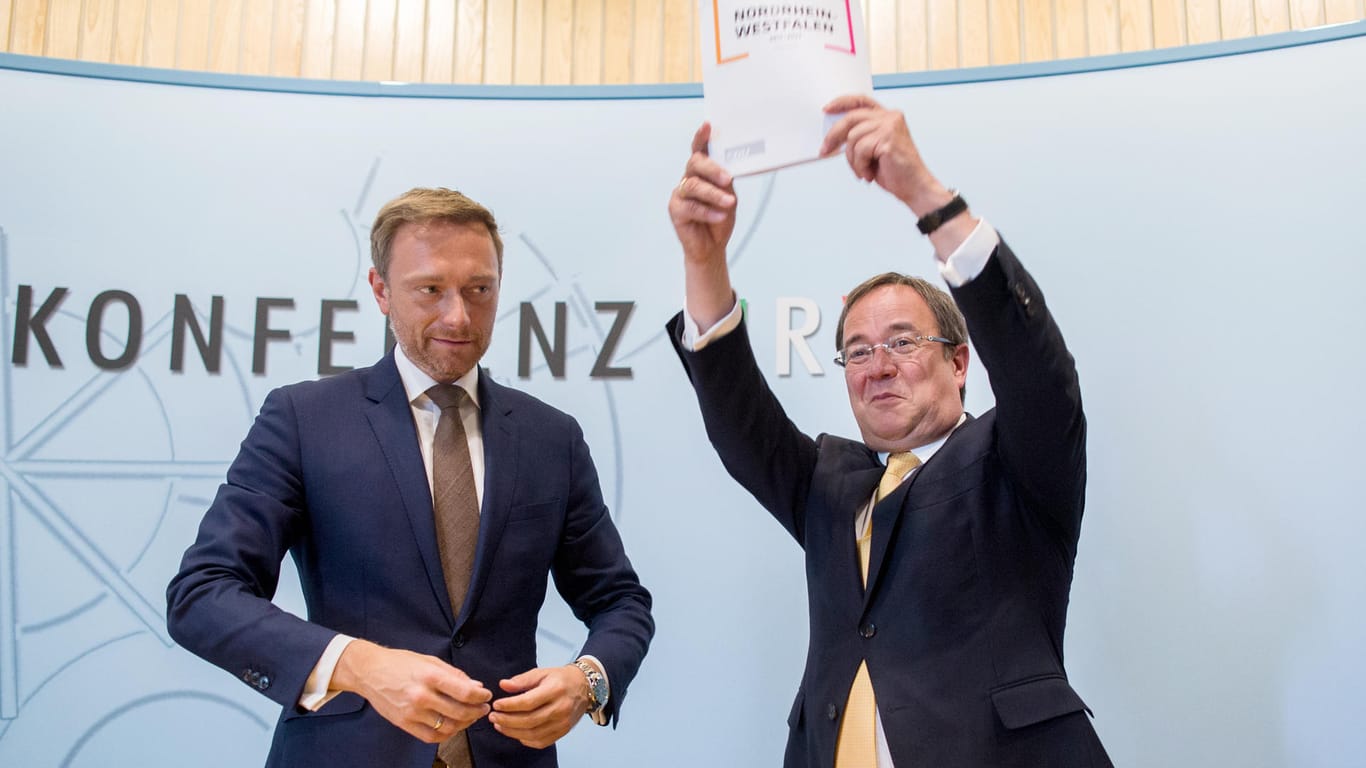 Der Parteivorsitzende Armin Laschet (r, CDU) präsentiert den Koalitionsvertrag. Links neben ihm steht der Parteivorsitzende der FDP, Christian Lindner.