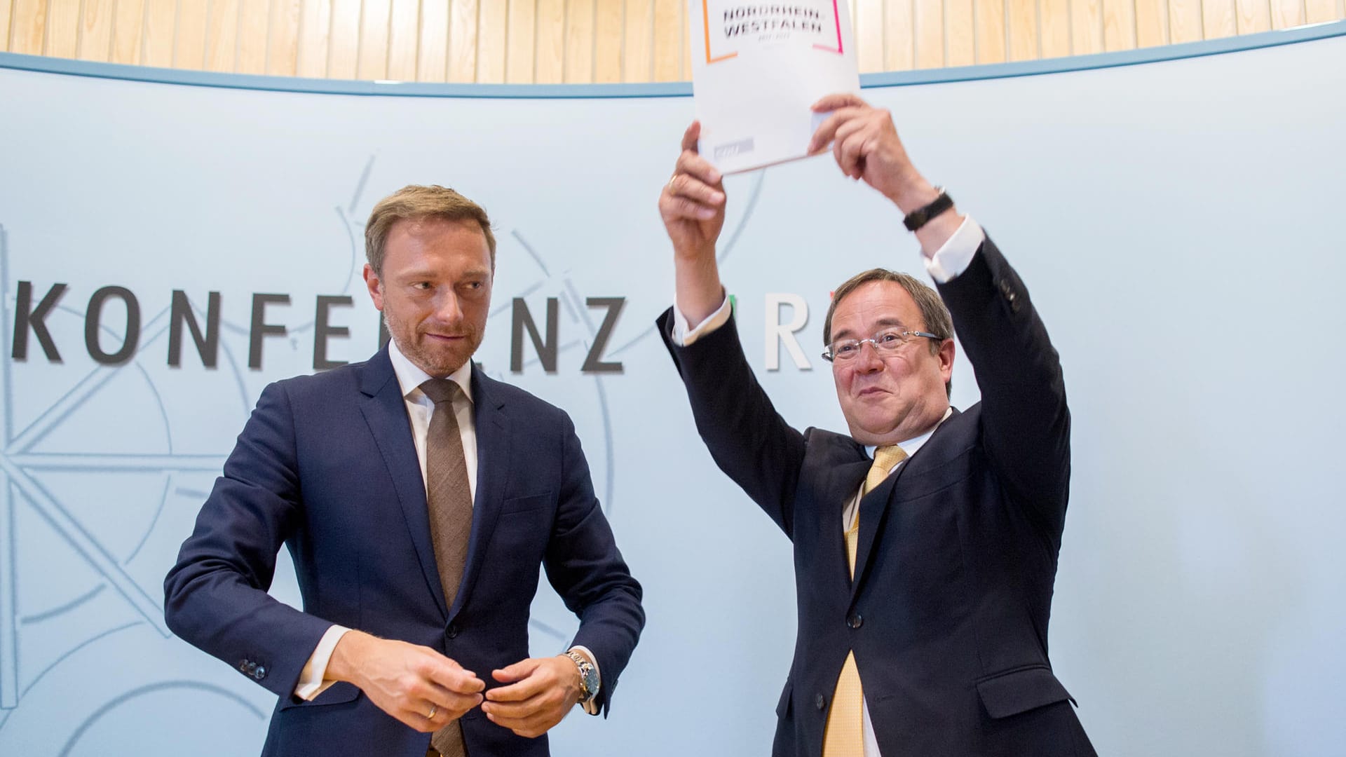 Der Parteivorsitzende Armin Laschet (r, CDU) präsentiert den Koalitionsvertrag. Links neben ihm steht der Parteivorsitzende der FDP, Christian Lindner. Der Parteivorsitzende Armin Laschet (r, CDU) präsentiert den Koalitionsvertrag. Links neben ihm steht der Parteivorsitzende der FDP, Christian Lindner.