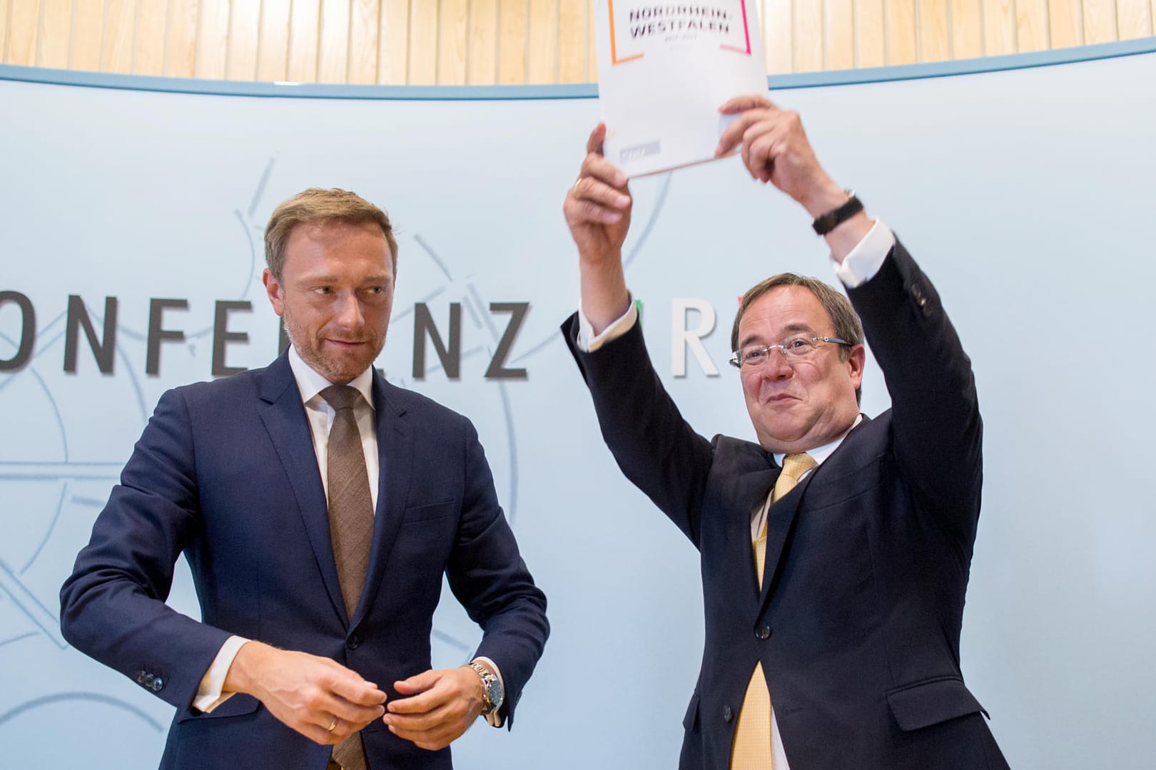Der Parteivorsitzende Armin Laschet (r, CDU) präsentiert den Koalitionsvertrag. Links neben ihm steht der Parteivorsitzende der FDP, Christian Lindner.