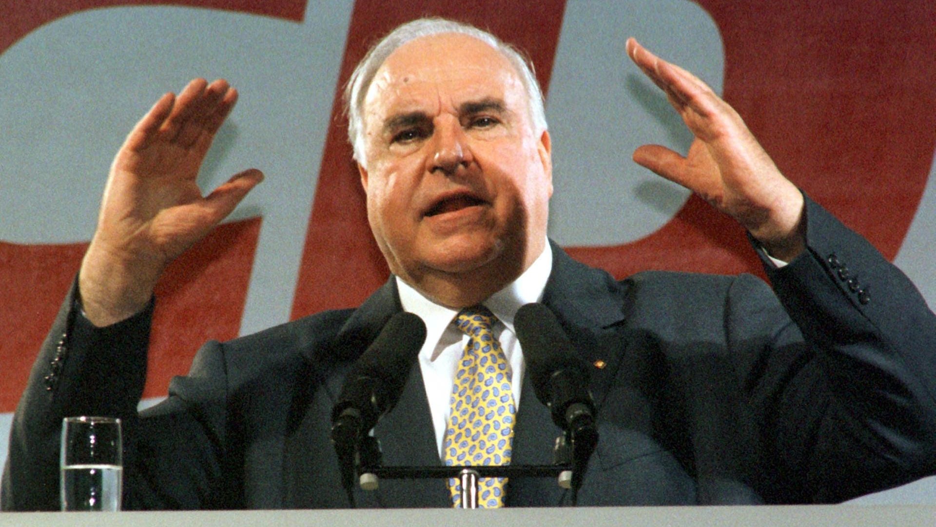 Helmut Kohl am 25.09.1998 während seiner zweistündigen Rede bei der CDU-Wahlkampf-Schlusskundgebung auf dem Domplatz in Mainz Helmut Kohl am 25.09.1998 während seiner zweistündigen Rede bei der CDU-Wahlkampf-Schlusskundgebung auf dem Domplatz in Mainz