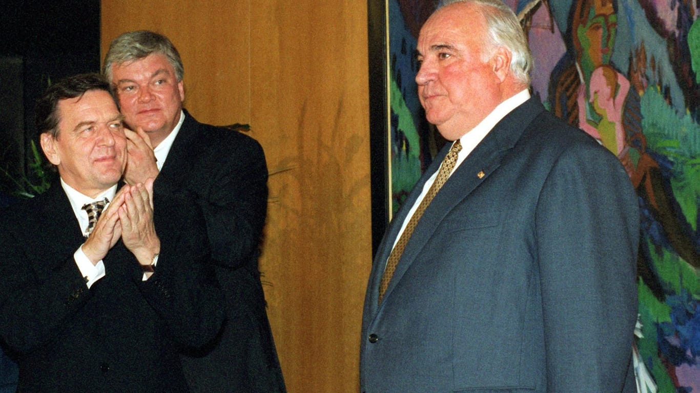 Amtsübergabe 1998: Gerhard Schröder (li.) applaudiert Altkanzler Helmut Kohl.