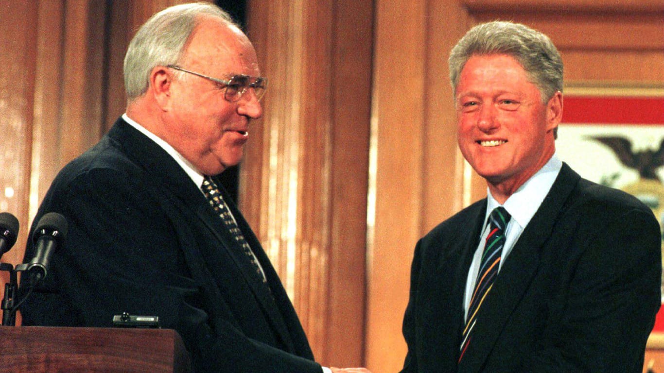 Kohl (li.) und Clinton bei einem Treffen 1996 in Milwaukee.