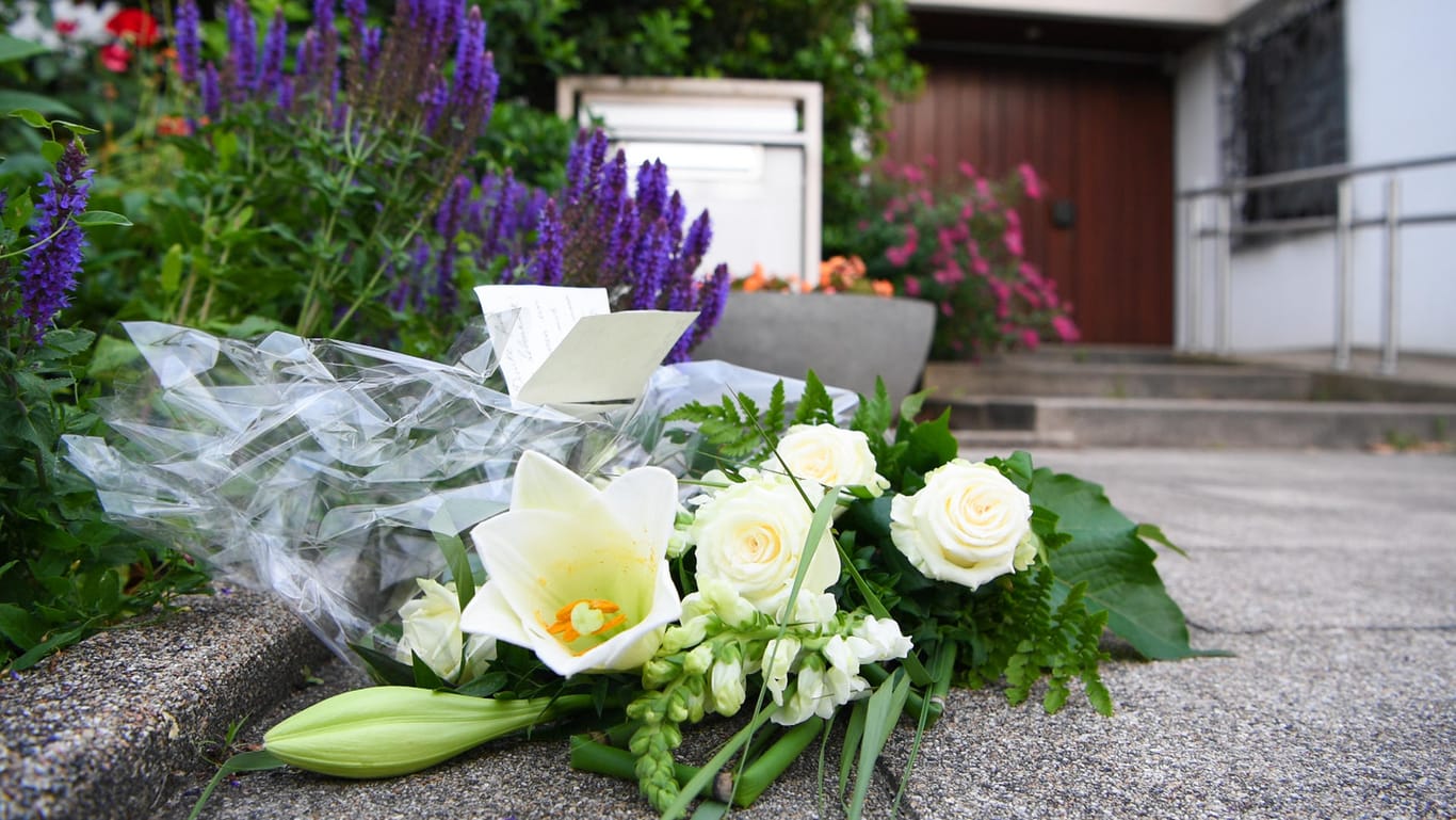 Nachbarn brachten nach Helmut Kohls Tod Blumen zum Haus des Altkanzlers.