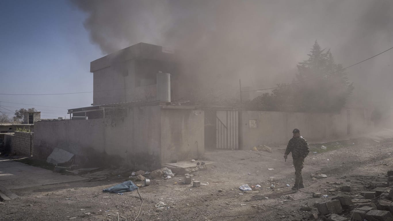 Ein Haus in der Nähe von Mossul steht in Flammen. Es wurde beim Rückzug IS-Terroristen angezündet.
