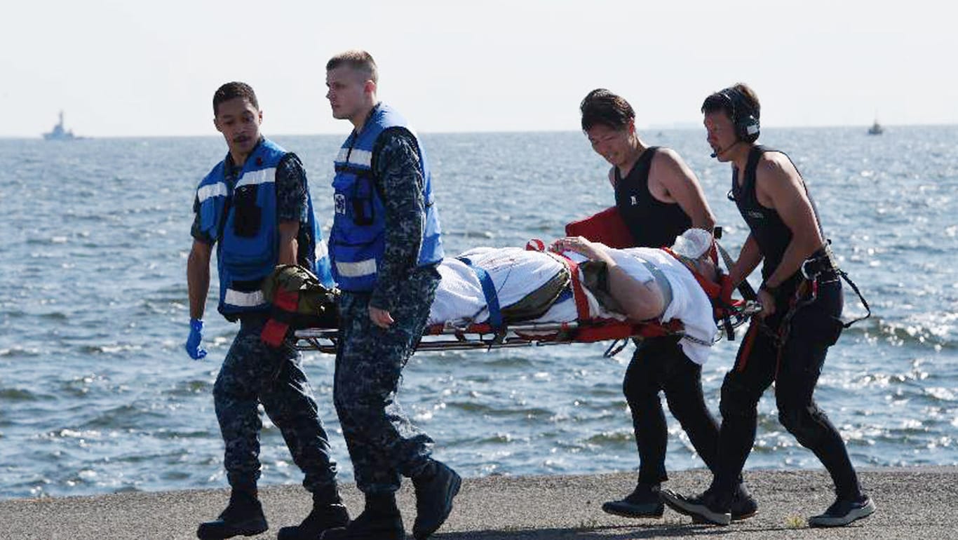 US-Militärpersonal verlegt einen verletzten Kollegen in Yokosuka auf dem Stützpunkt der US-Navy.