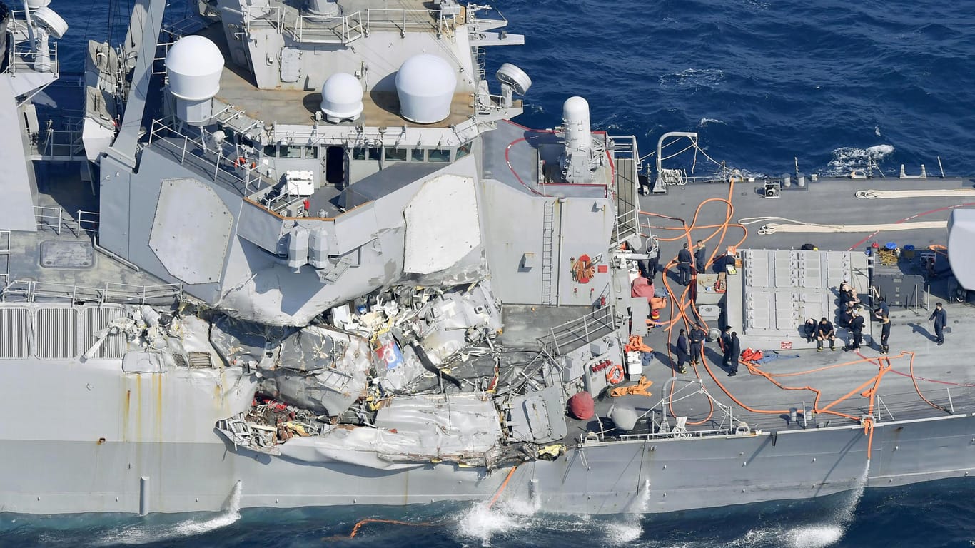 Der US-Zerstörer "USS Fitzgerald" ist bei dem Zusammenstoß schwer beschädigt worden.
