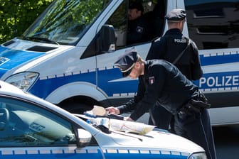 Die Polizei in Wismar sucht nach den Angreifern auf einen Asylbewerber.