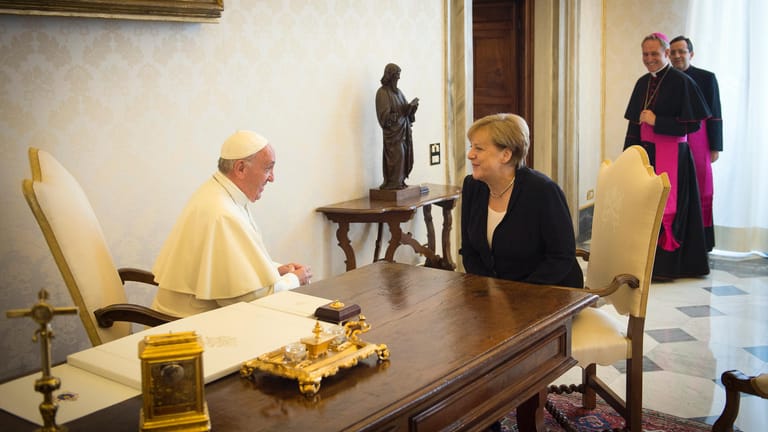 Papst Franziskus empfängt Merkel zu Privataudienz.