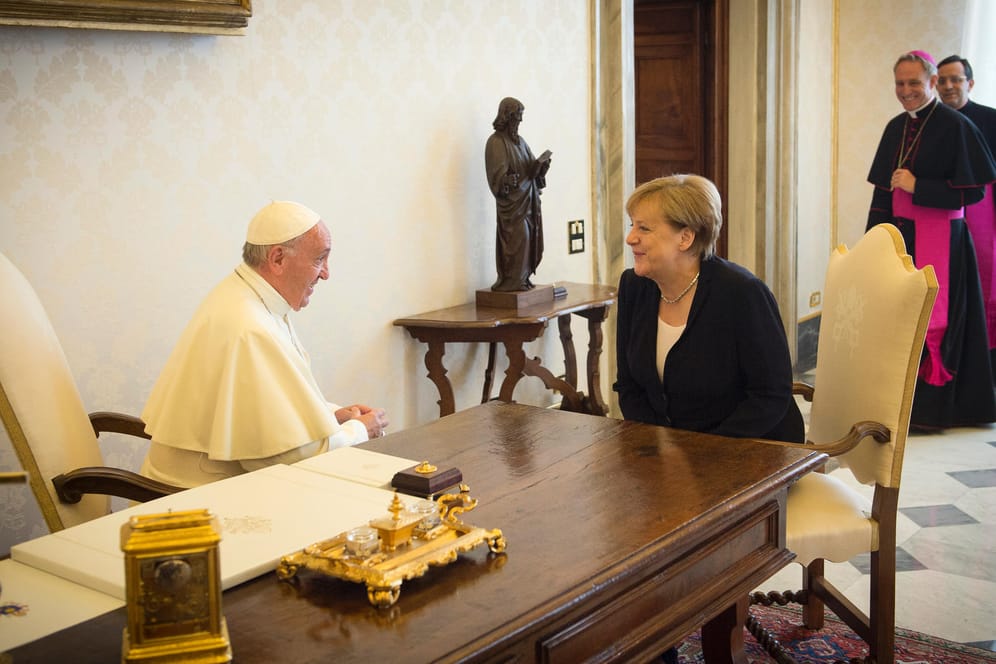 Papst Franziskus empfängt Merkel zu Privataudienz.
