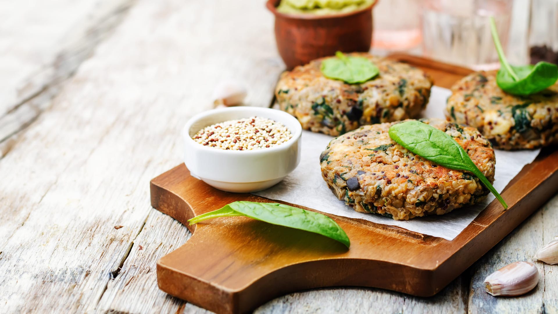 Veganer Quinoa-Aubergine-Spinat-Kichererbsen-Burger