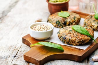 Veganer Quinoa-Aubergine-Spinat-Kichererbsen-Burger