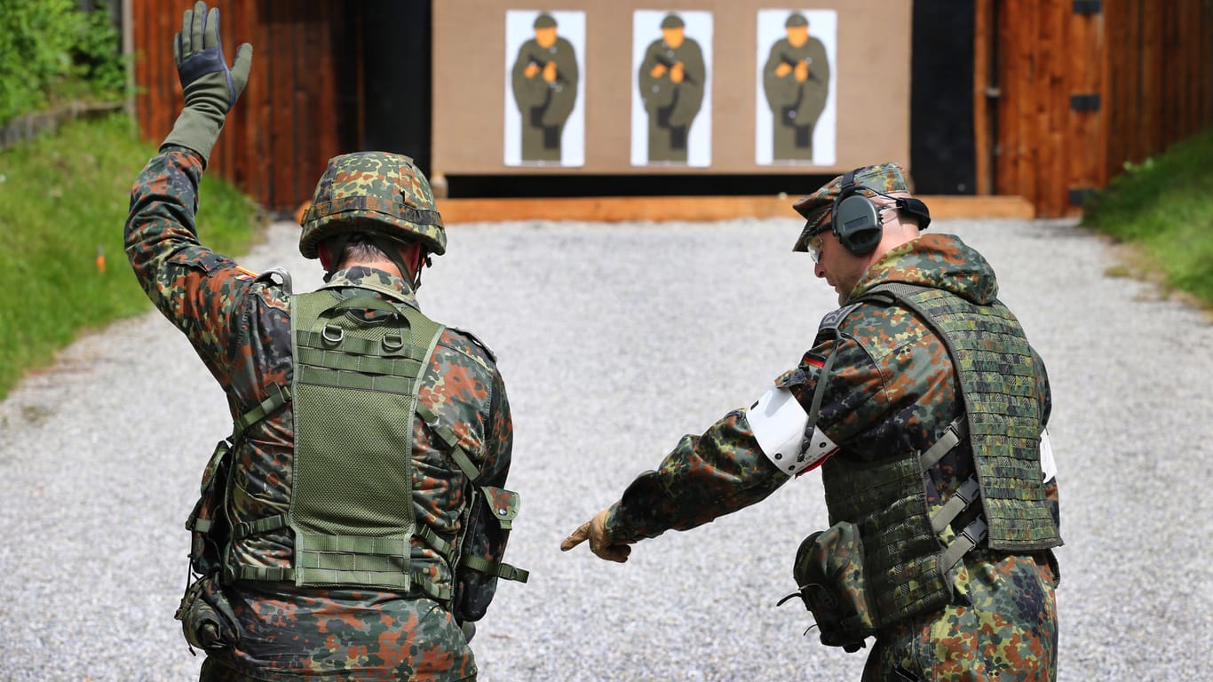 Bei Schießübungen von Bundeswehr-Soldaten soll es in der Kaserne in Sondershausen schwere Sicherheitsverstöße gegeben haben.