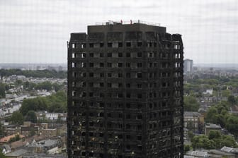 Das völlig ausgebrannte Hochhaus in London.