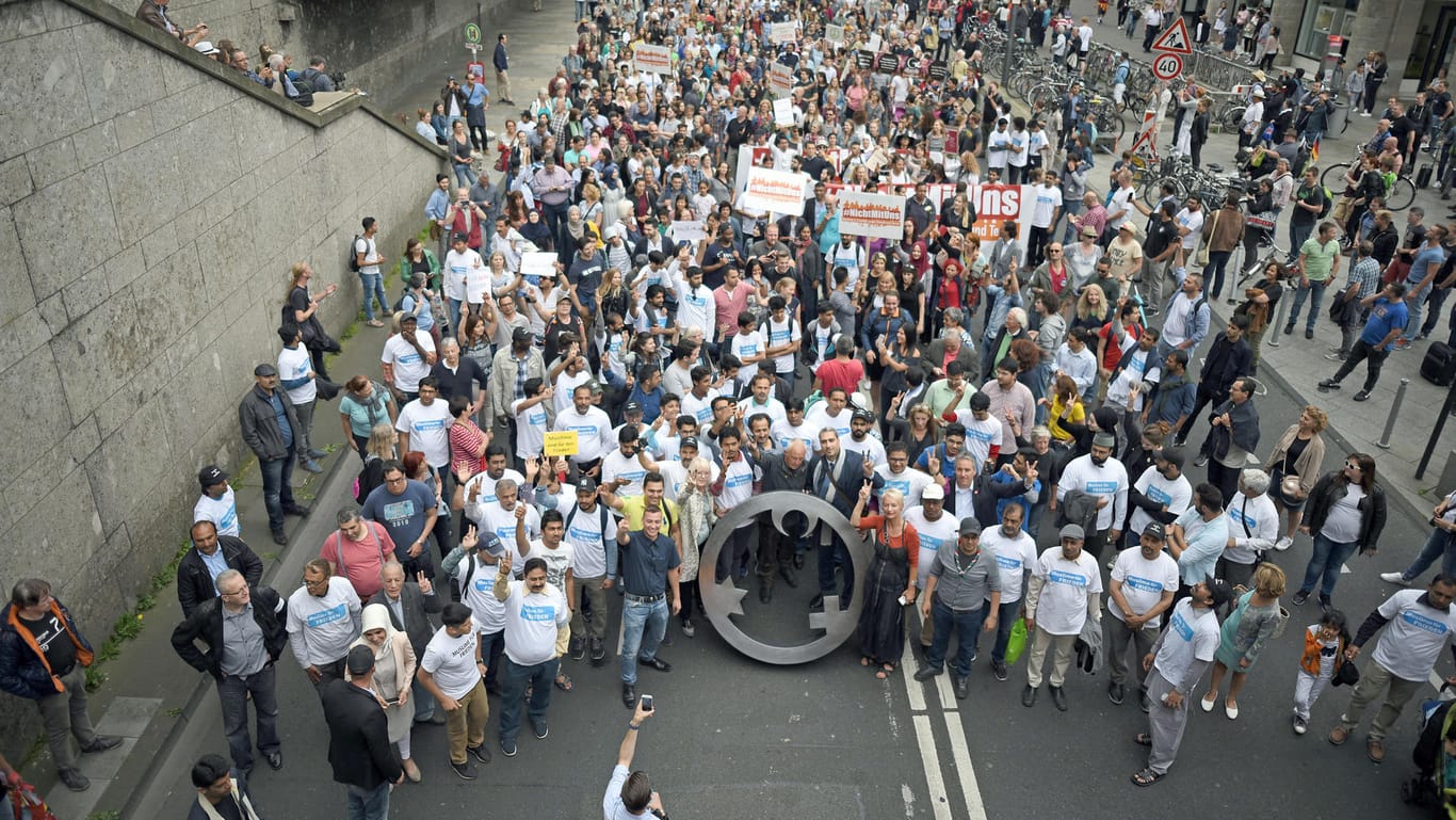 Nur rund 1000 Menschen waren zunächst zum Marsch gegen den Terror in Köln gekommen.