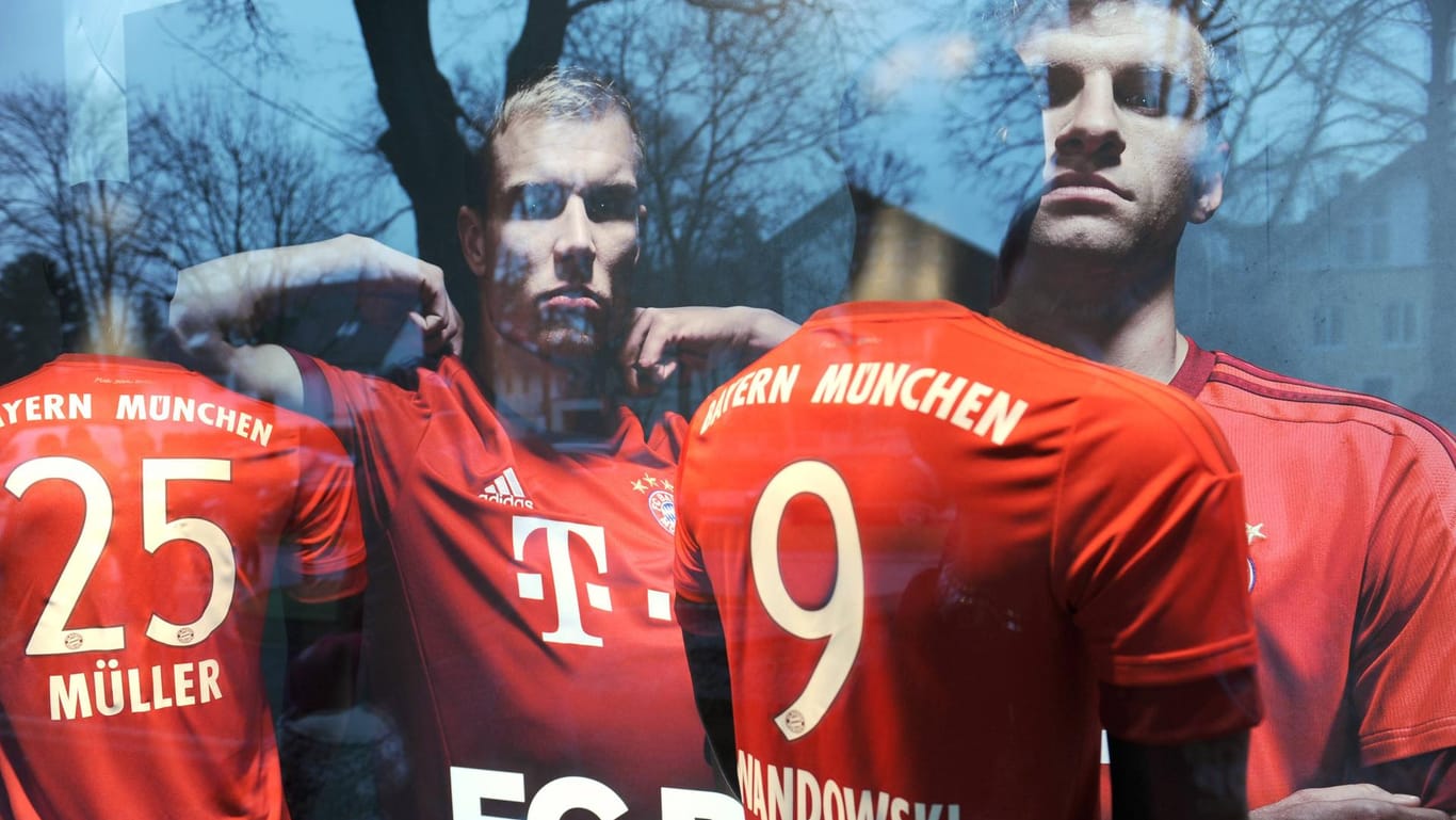 Ob das neue Auswärtsshirt auch bald in den Schaufenstern der Bayern-Fanshops zu sehen ist?