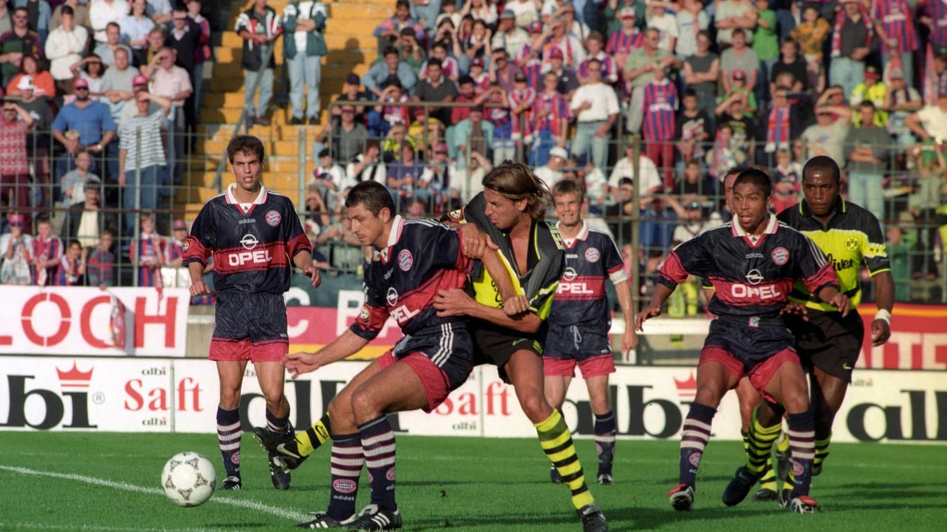 In der Saison 1997/98 spielte der FC Bayern schon in dunkelblauen Trikots.