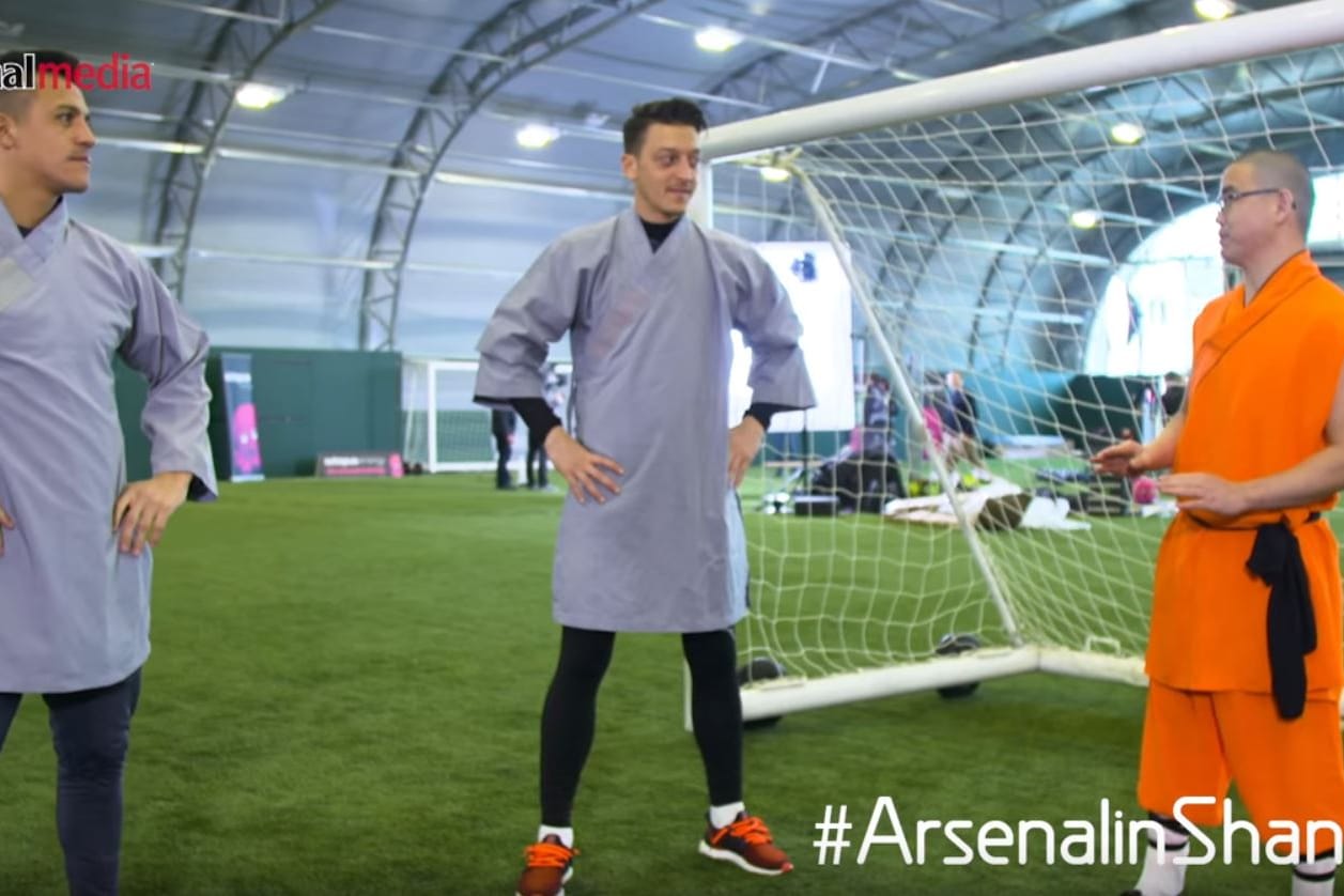 Hartes Training: Özil (m.) und Alexis Sanchez mit einem Kung-Fu-Trainer.