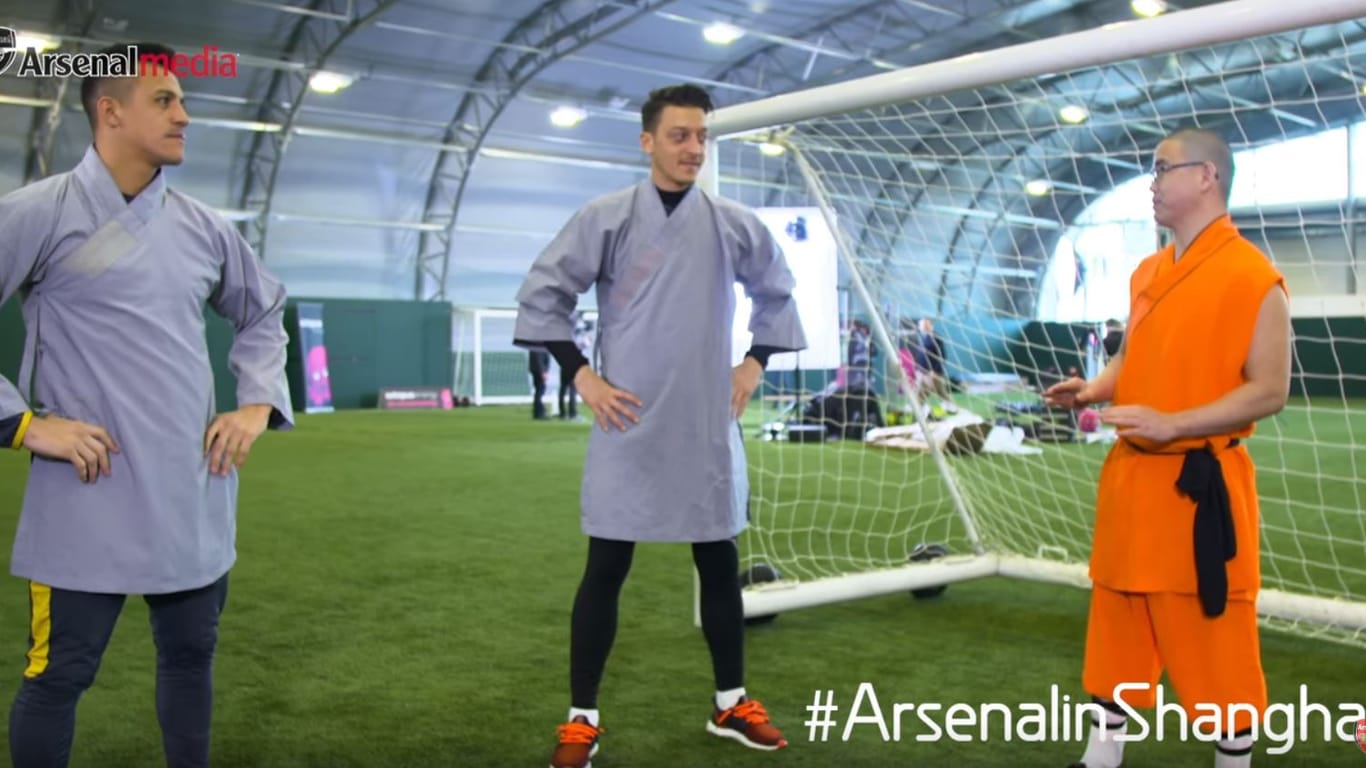 Hartes Training: Özil (m.) und Alexis Sanchez mit einem Kung-Fu-Trainer.