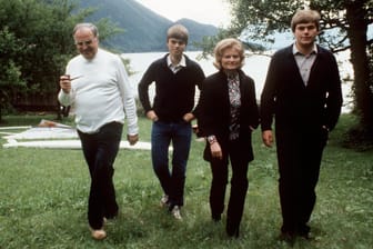 Bundeskanzler Helmut Kohl, seine Gattin Hannelore und die Söhne Walter und Peter laufen im Juni 1981 über eine grüne Wiese am Wolfgangsee.