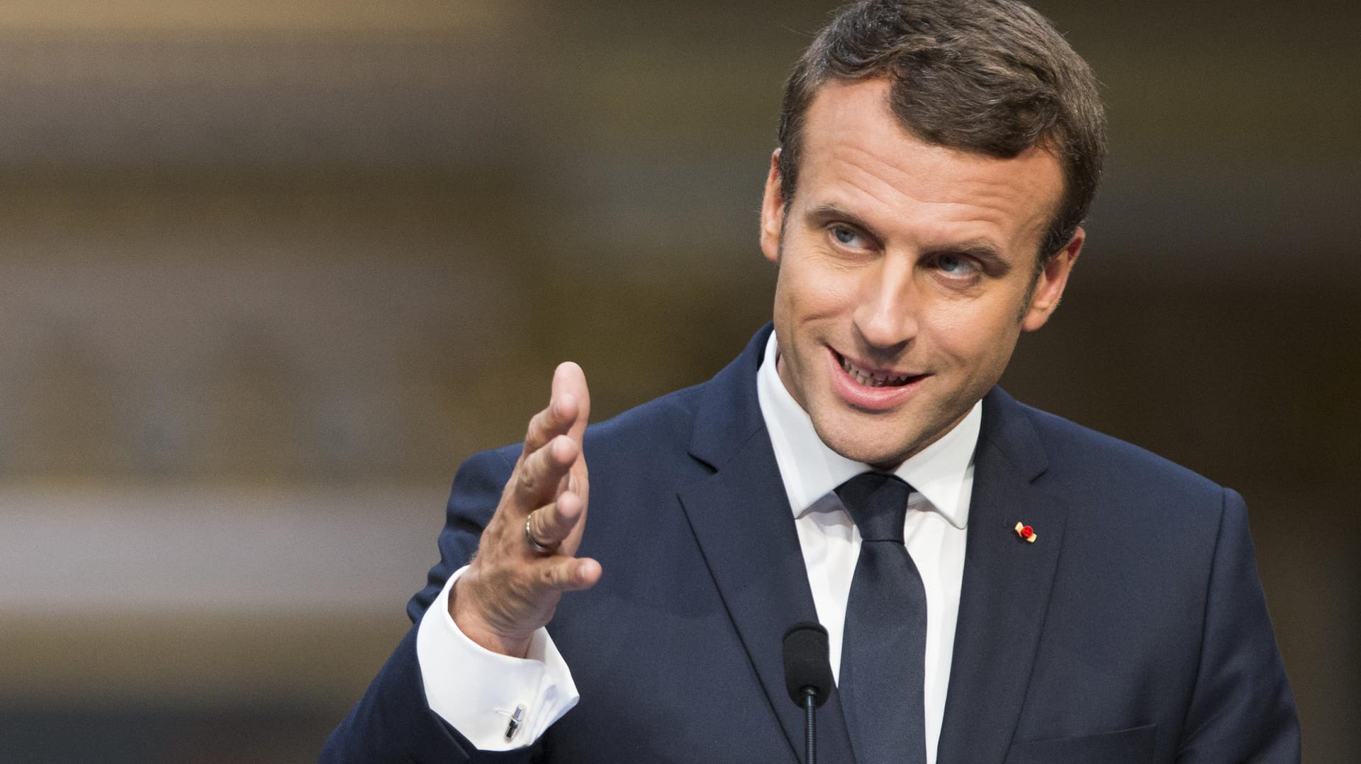 Emmanuel Macron Macron will seine Machtfülle nutzen, um sein Land aus dem wirtschaftlichen Schlamassel zu holen. Emmanuel Macron Macron will seine Machtfülle nutzen, um sein Land aus dem wirtschaftlichen Schlamassel zu holen.