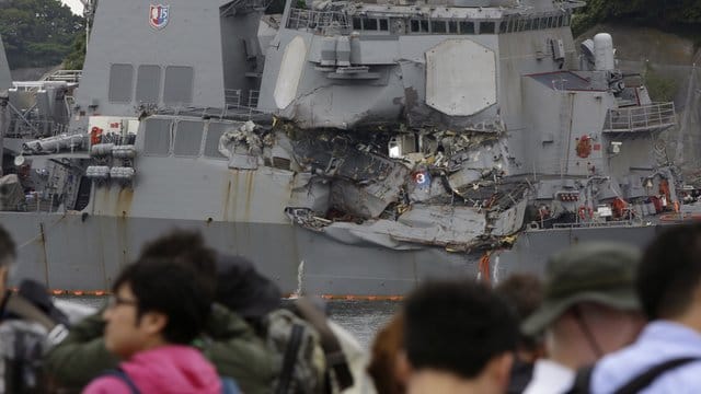 Der beschädigte US-Zerstörer "Fitzgerald" liegt in der US-Marinebasis in Yokosuka in Japan vor Anker. Der beschädigte US-Zerstörer "Fitzgerald" liegt in der US-Marinebasis in Yokosuka in Japan vor Anker.