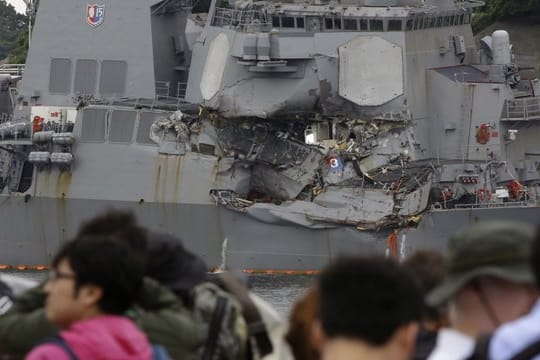 Der beschädigte US-Zerstörer "Fitzgerald" liegt in der US-Marinebasis in Yokosuka in Japan vor Anker.