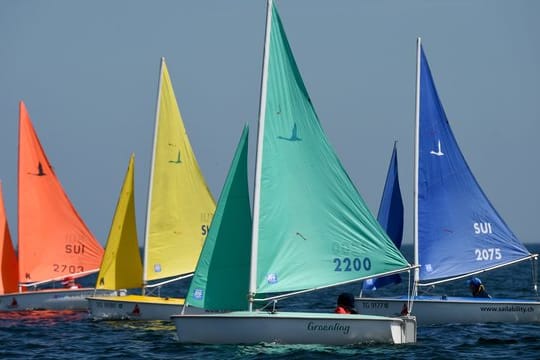 Bunte Boote der Klasse Hansa 303 bei einer Regatta auf der Ostsee.