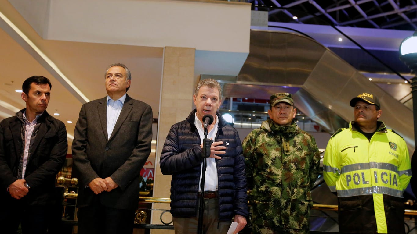 Kolumbiens Präsident Juan Manuel Santos besuchte das Kaufhaus nach dem Anschlag.