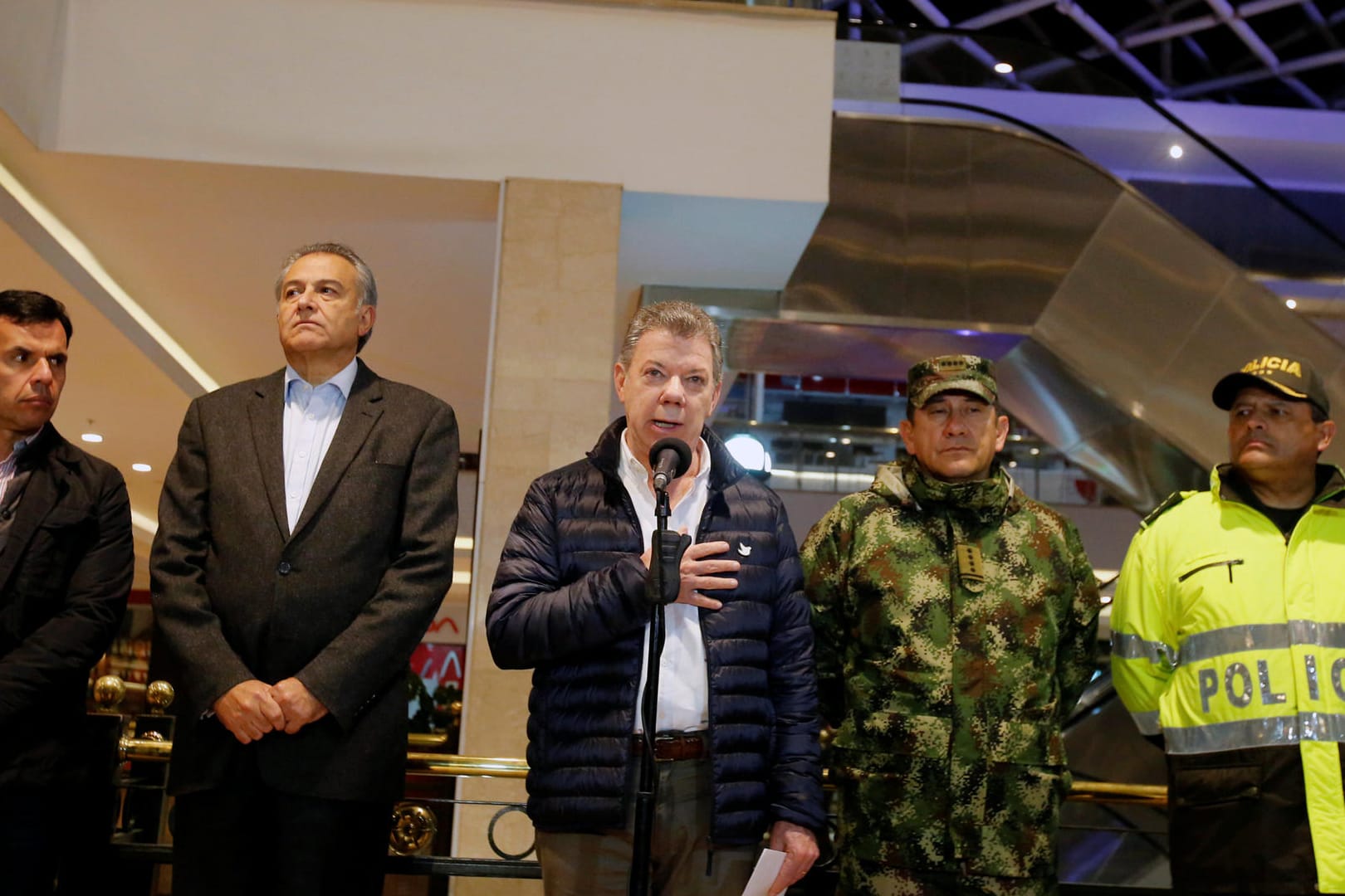 Kolumbiens Präsident Juan Manuel Santos besuchte das Kaufhaus nach dem Anschlag.