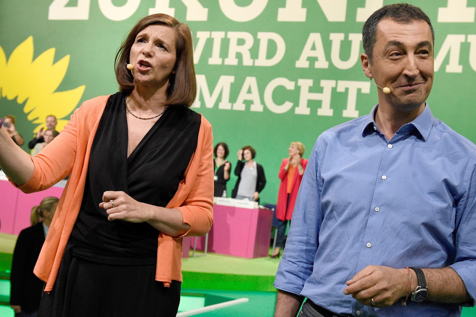 Die Spitzenkandidaten für die Bundestagswahl von Bündnis 90/Die Grünen, Katrin Göring-Eckardt und Cem Özdemir, beenden den Grünen-Bundesparteitag.