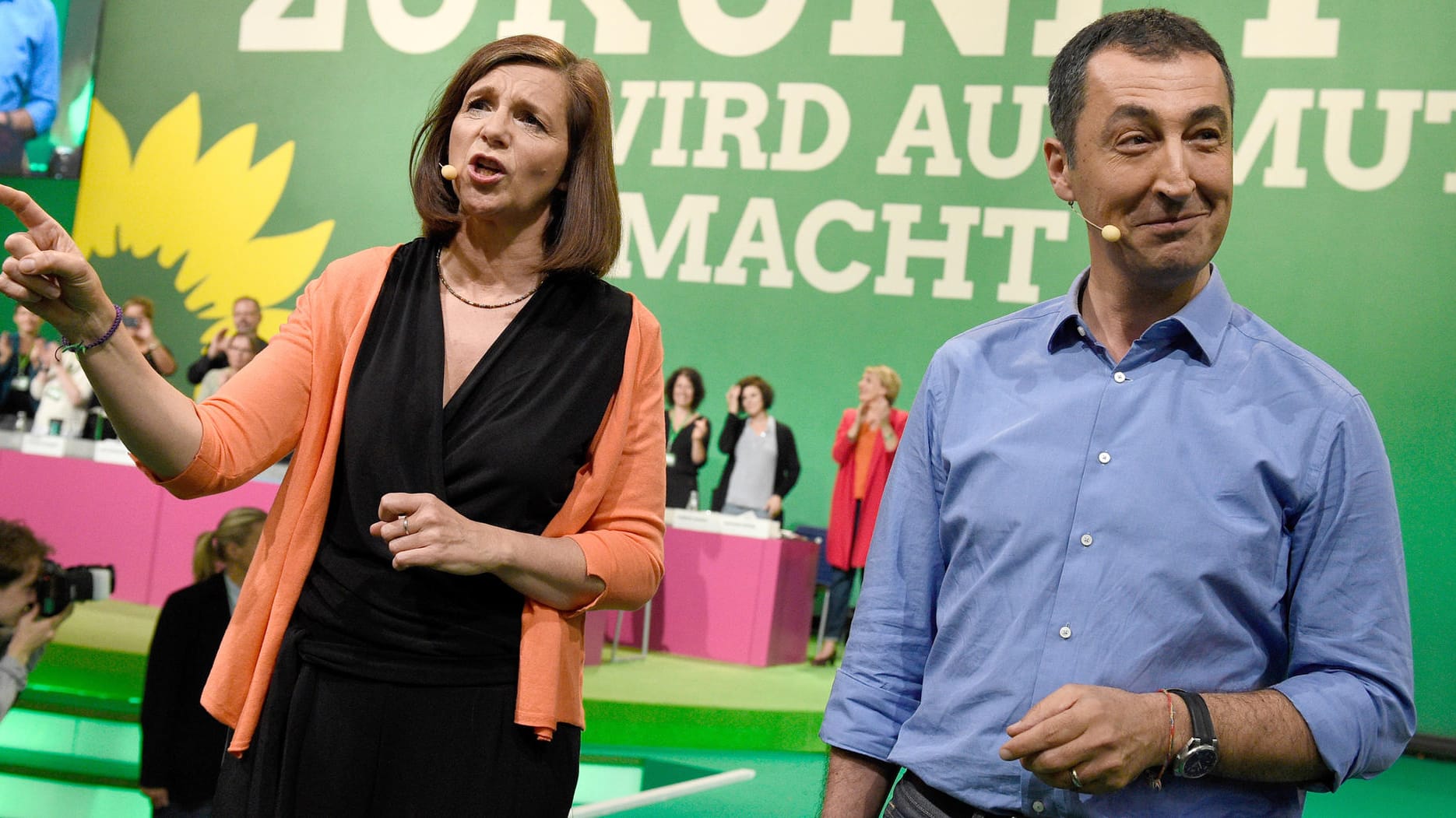 Die Spitzenkandidaten für die Bundestagswahl von Bündnis 90/Die Grünen, Katrin Göring-Eckardt und Cem Özdemir, beenden den Grünen-Bundesparteitag. Die Spitzenkandidaten für die Bundestagswahl von Bündnis 90/Die Grünen, Katrin Göring-Eckardt und Cem Özdemir, beenden den Grünen-Bundesparteitag.