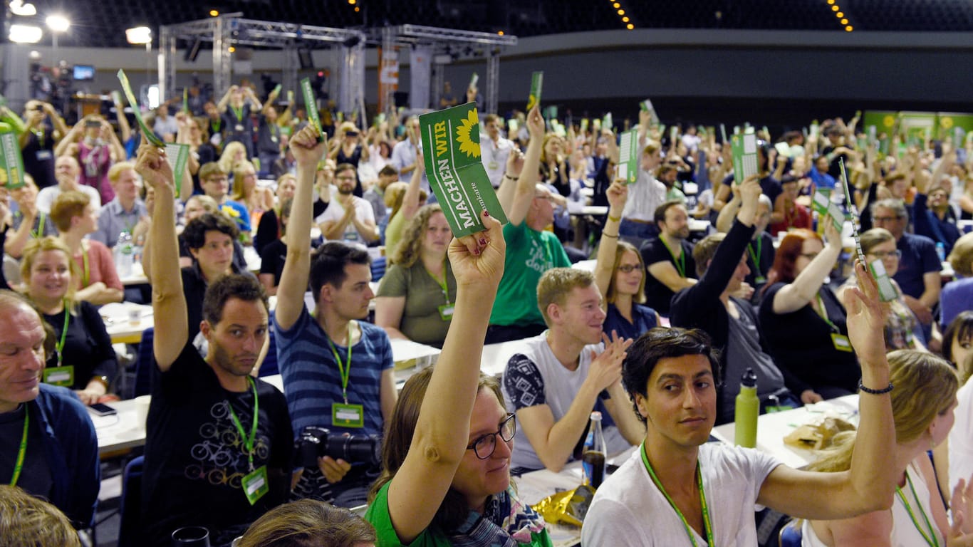 Bei der Schlussabstimmung halten die Delegierten beim Grünen-Bundesparteitag die Stimmkarten hoch.