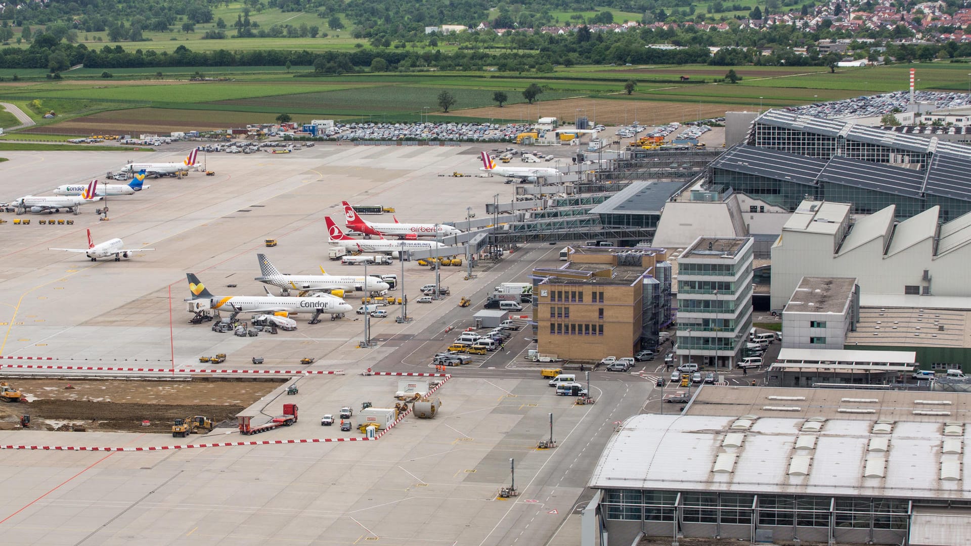Der Flugbetrieb am Stuttgarter Flughafen wurde trotz des vermeintlichen Anschlags nicht beeinträchtigt. Der Flugbetrieb am Stuttgarter Flughafen wurde trotz des vermeintlichen Anschlags nicht beeinträchtigt.