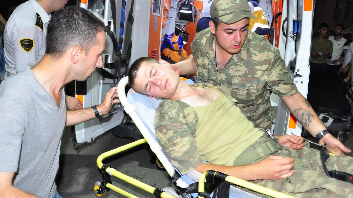 Ein türkischer Soldat wird auf einer Krankentrage ins Krankenhaus verlegt.