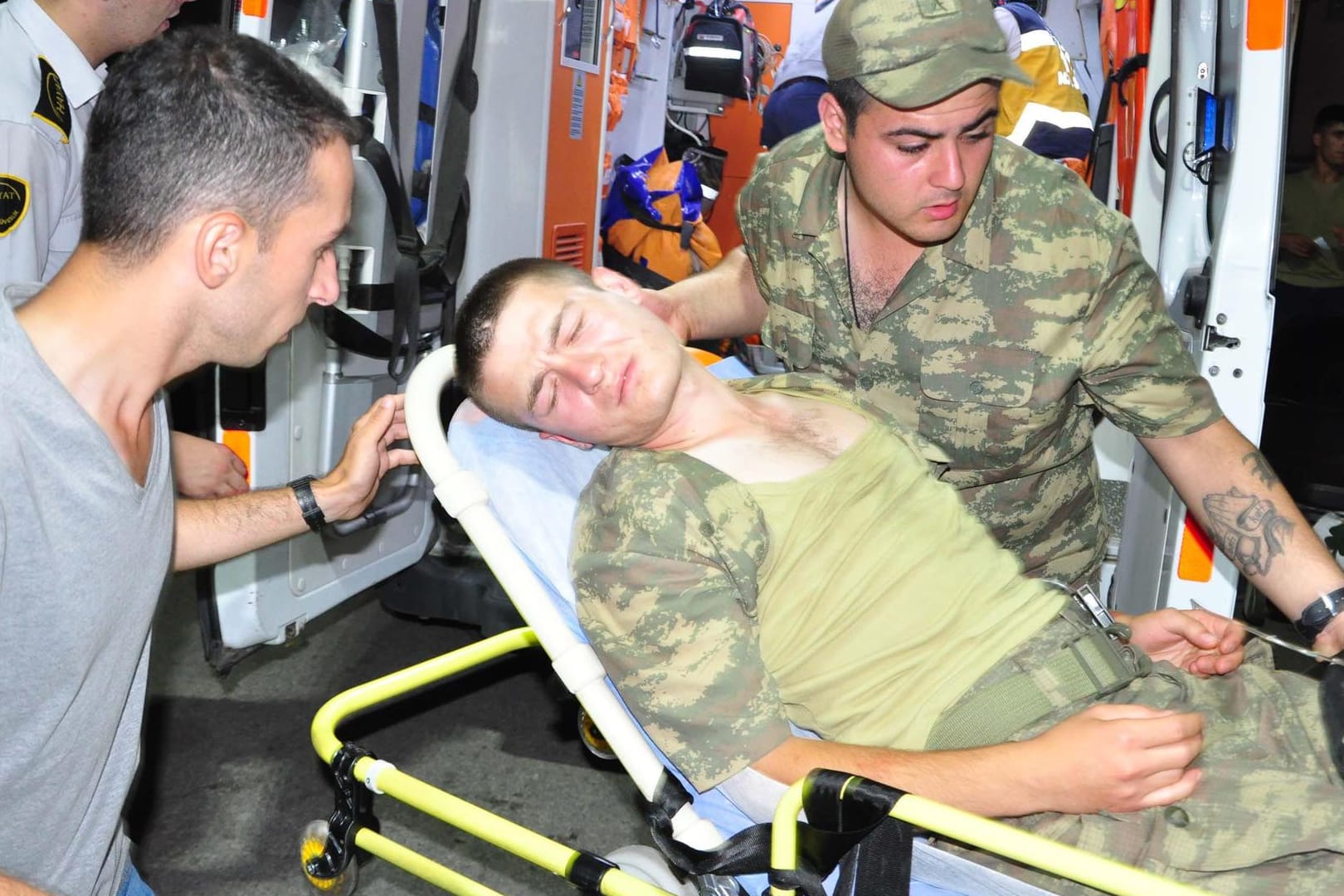Ein türkischer Soldat wird auf einer Krankentrage ins Krankenhaus verlegt.
