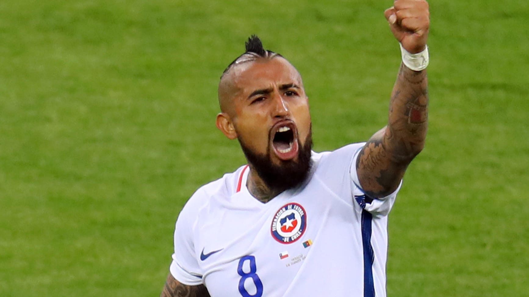 Arturo Vidal feiert seinen Kopfballtreffer.